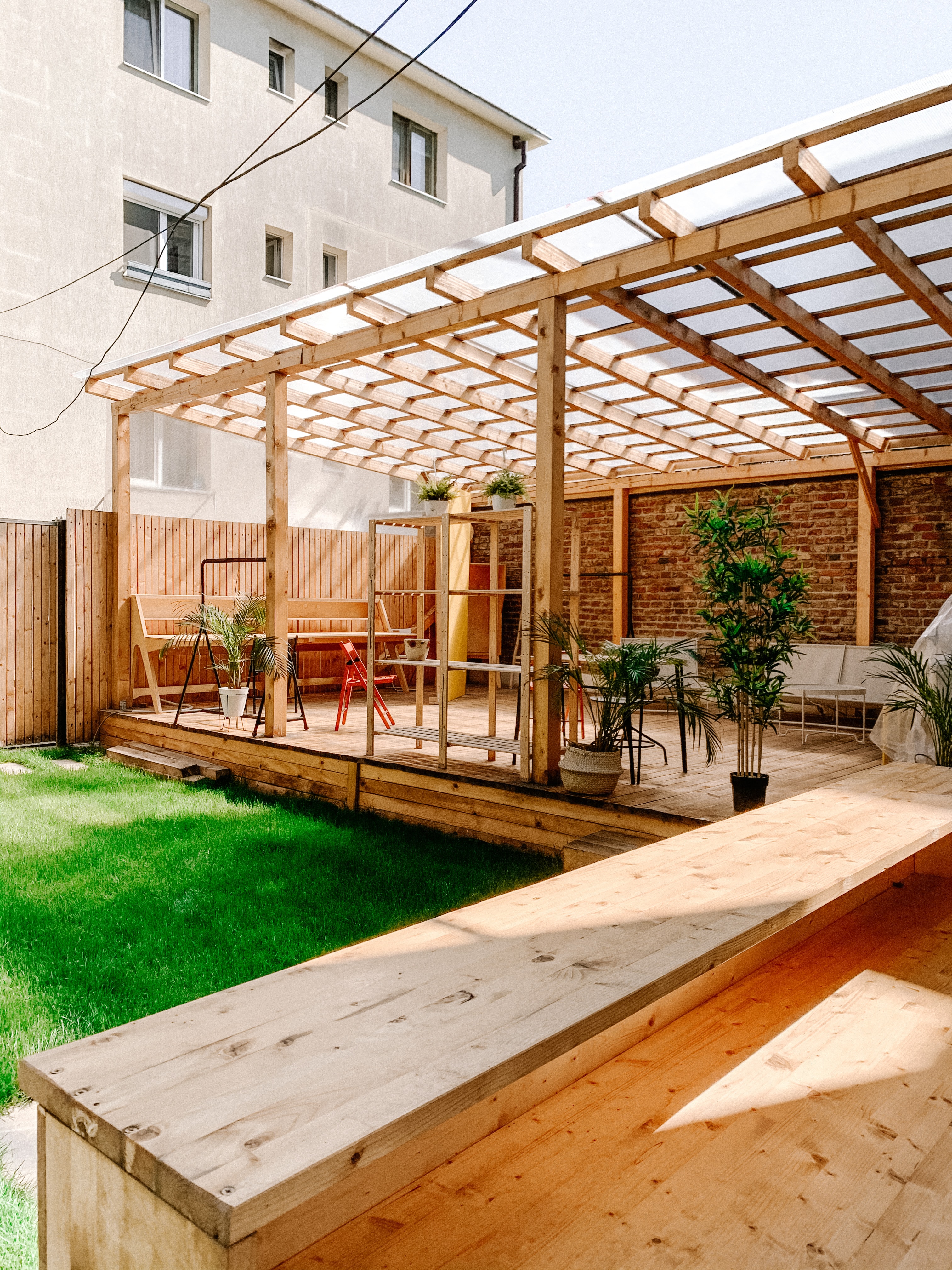 Celoročné potešenie a úžitok zo záhrady hľadajte pod prístreším modernej pergoly